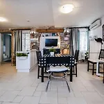 Art Apartment *